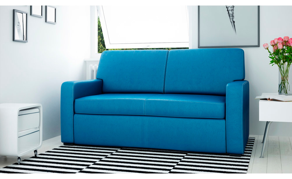 Niebieska sofa dwuosobowa w jasnym pokoju z tulipanami.