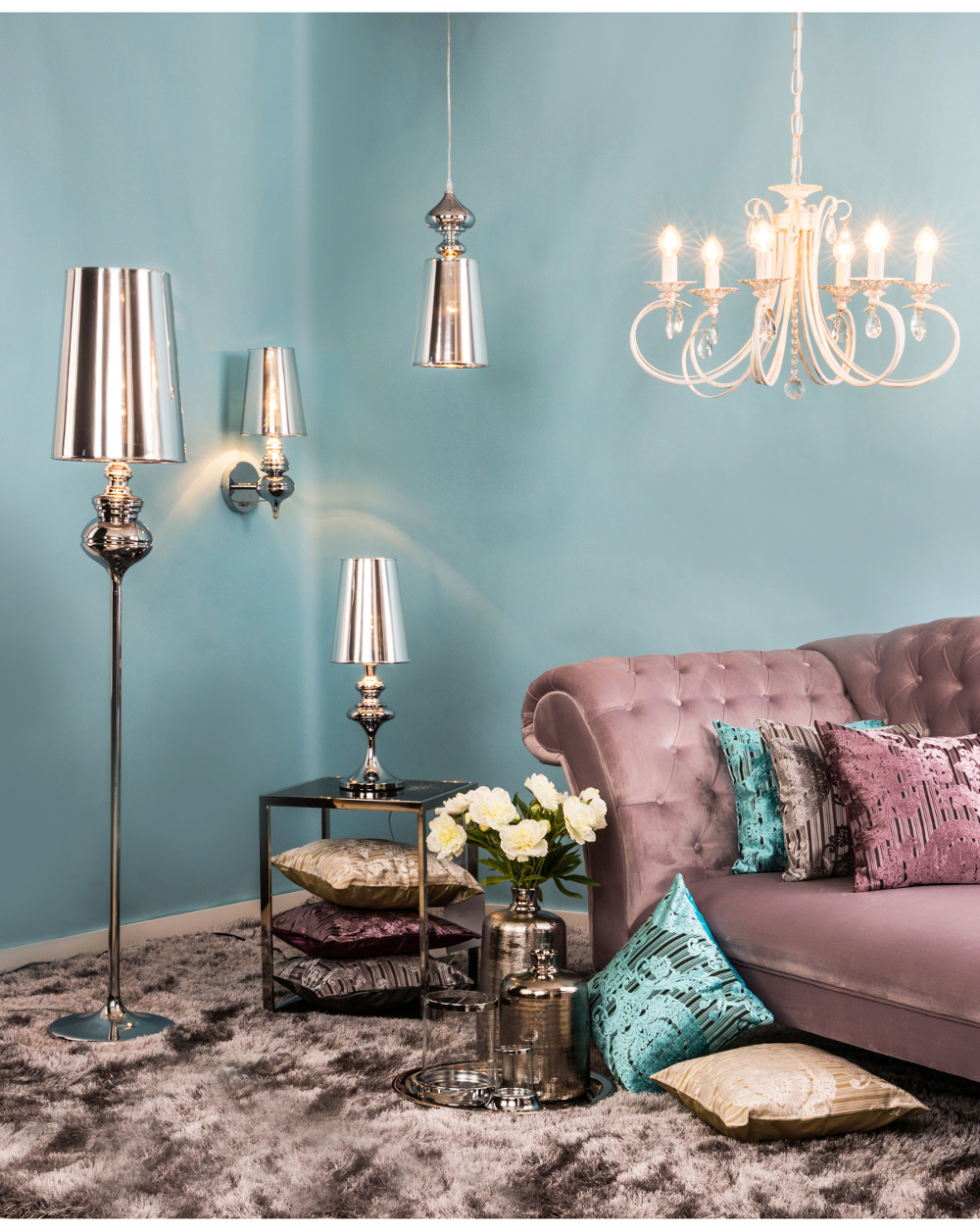 Oświetlenie do salonu w stylu glamour z żyrandolem, lampą podłogową i lampami stołowymi