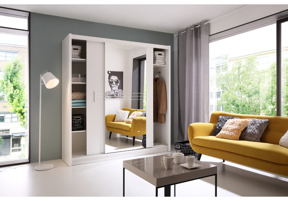 Salon z lustrzaną szafą przesuwną i żółtą sofą.