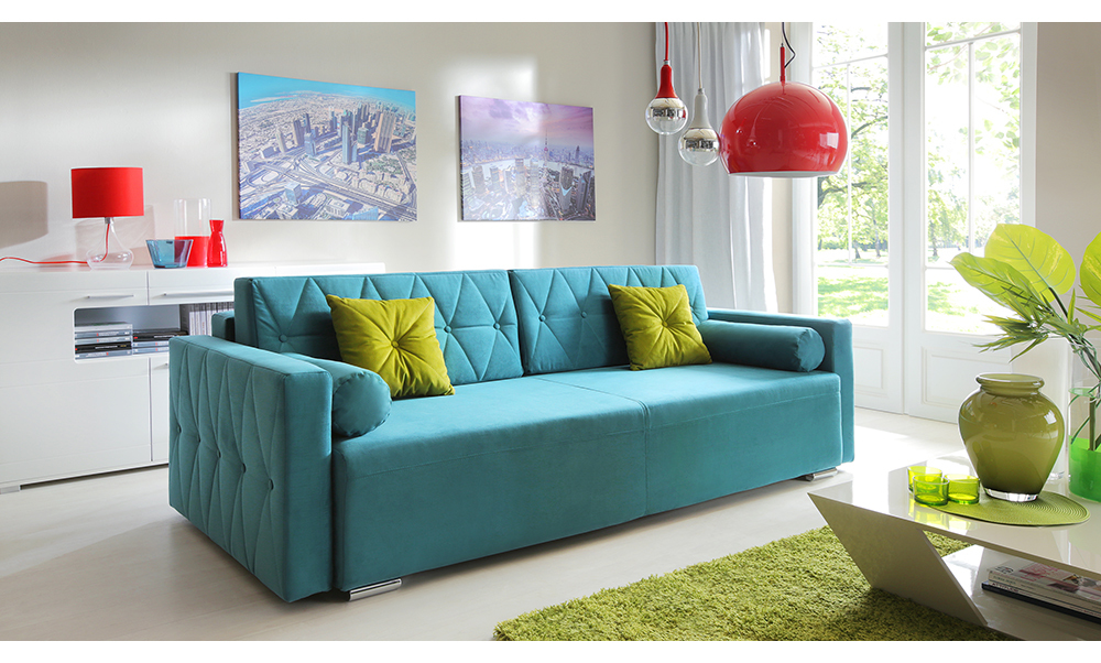 Turkusowa sofa do salonu z dekoracyjnym pikowaniem i poduszkami w nowoczesnej aranżacji wnętrza.