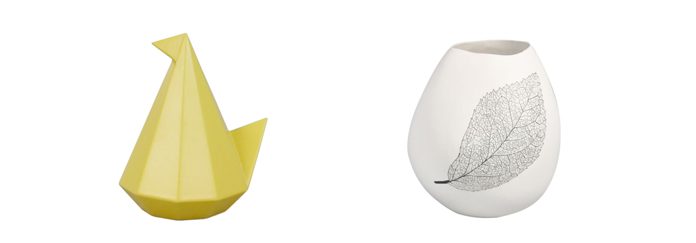 Dekoracje do wnętrz: ceramiczny ptak origami i biały wazon z roślinnym wzorem