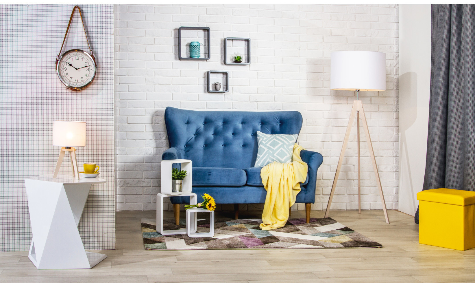 Niebieska sofa dwuosobowa z wysokim oparciem i drewnianymi nogami