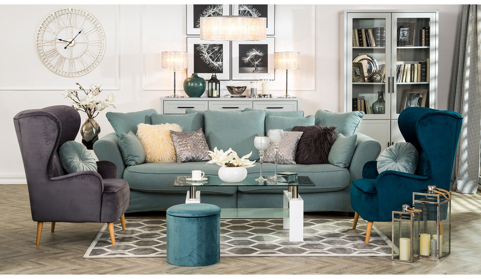 Salon w stylu nowojorskim z jasną sofą, tapicerowanymi fotelami i eleganckimi dodatkami