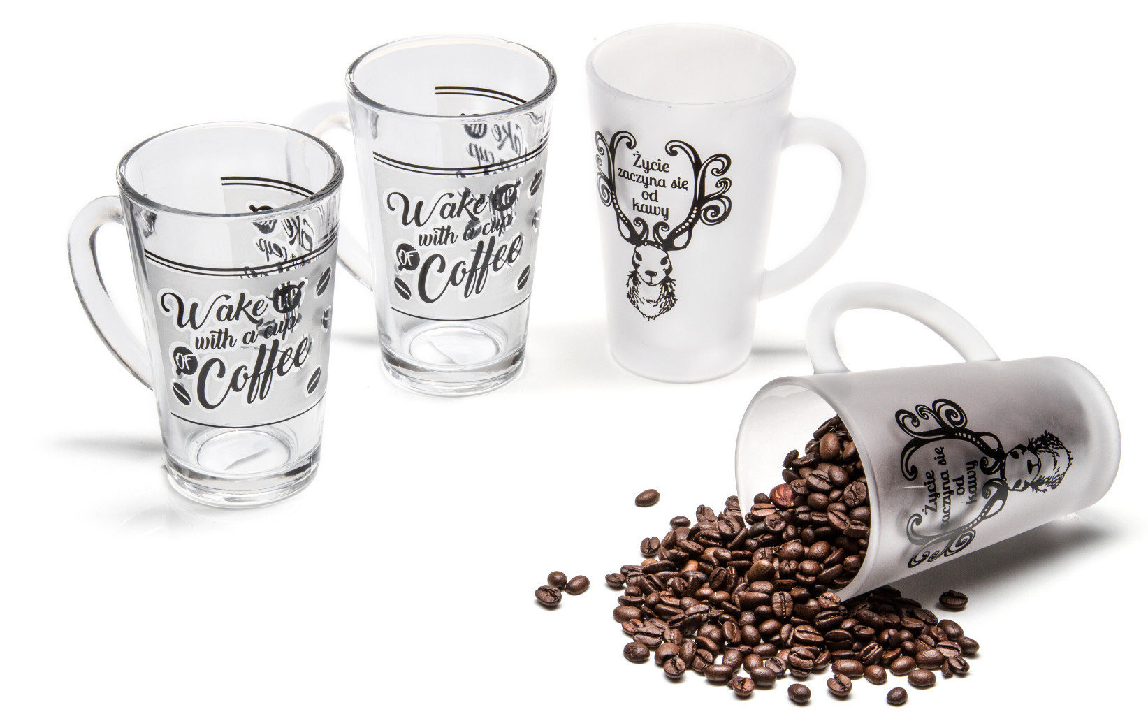 Szklanki i kubki z napisem Coffee oraz ziarna kawy.