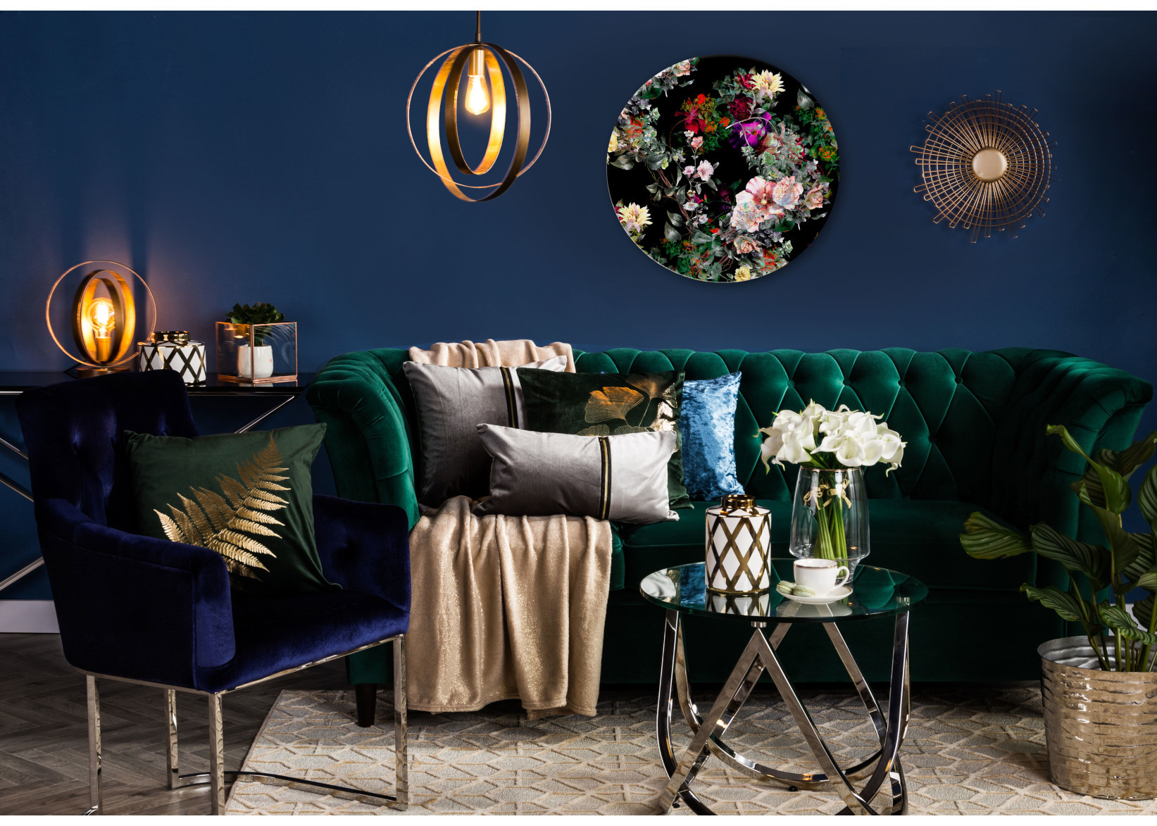 Butelkowozielona sofa glamour z pikowanym oparciem i granatowym fotelem w eleganckiej aranżacji salonu.