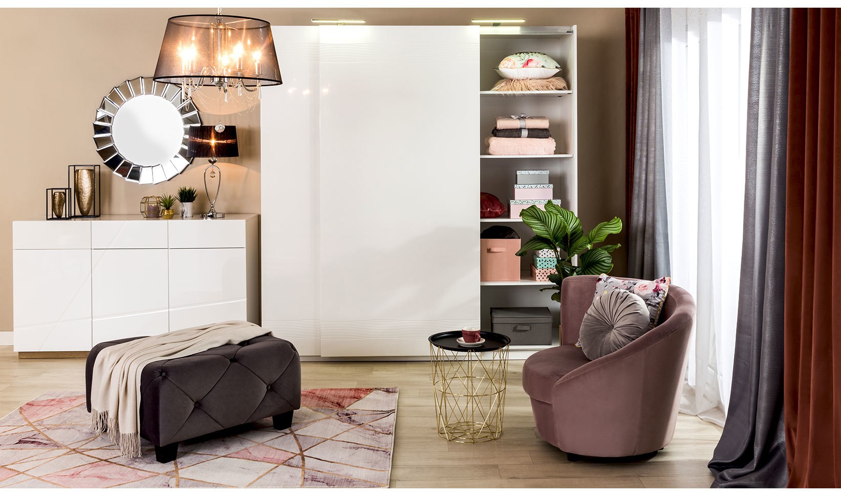 Garderoba w stylu glamour z białą szafą, tapicerowanym fotelem i złotymi dodatkami