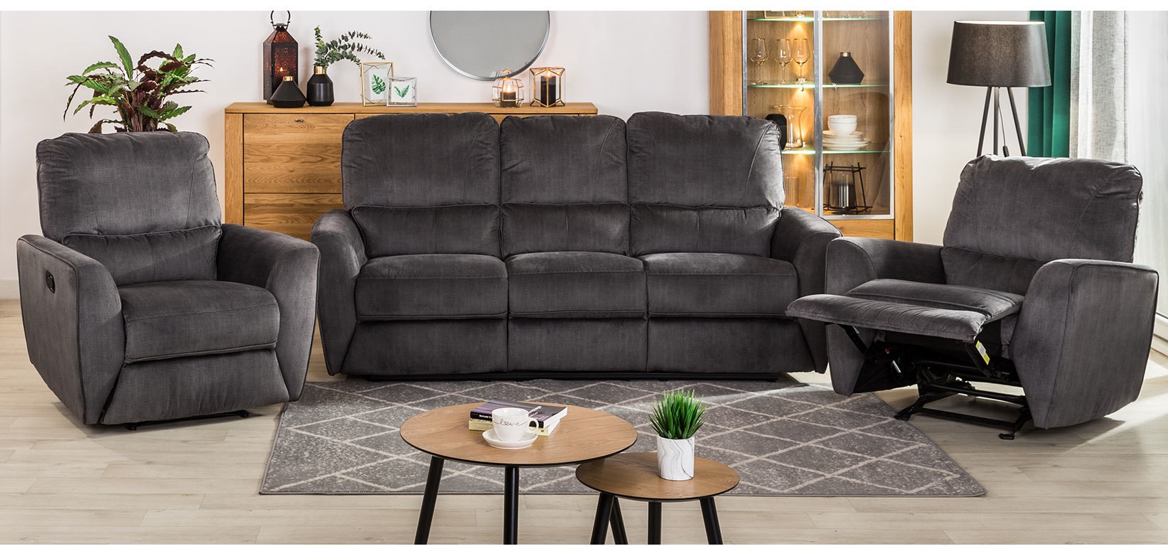 Grafitowy komplet wypoczynkowy z funkcją relaks, sofa 3-osobowa i fotele do salonu w nowoczesnym stylu.