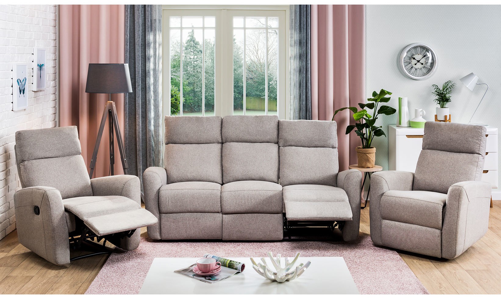 Zestaw wypoczynkowy z funkcją relaksu: sofa i dwa fotele.