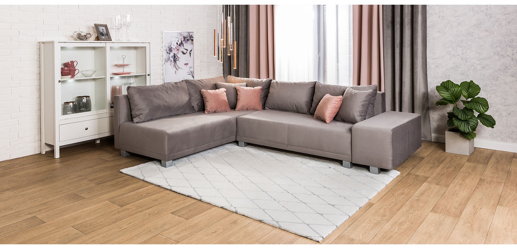Szary narożnik do salonu z dużymi poduszkami, nowoczesna sofa narożna w stylowym wnętrzu.