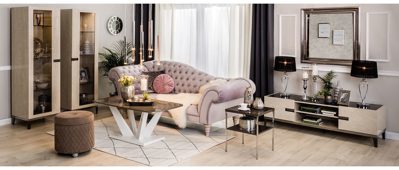 Salon w stylu glamour z pudrową sofą i witryną.