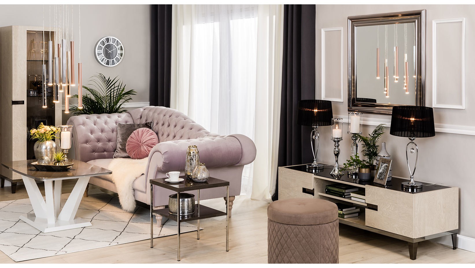 Salon w stylu glamour z pudrową sofą i lustrami