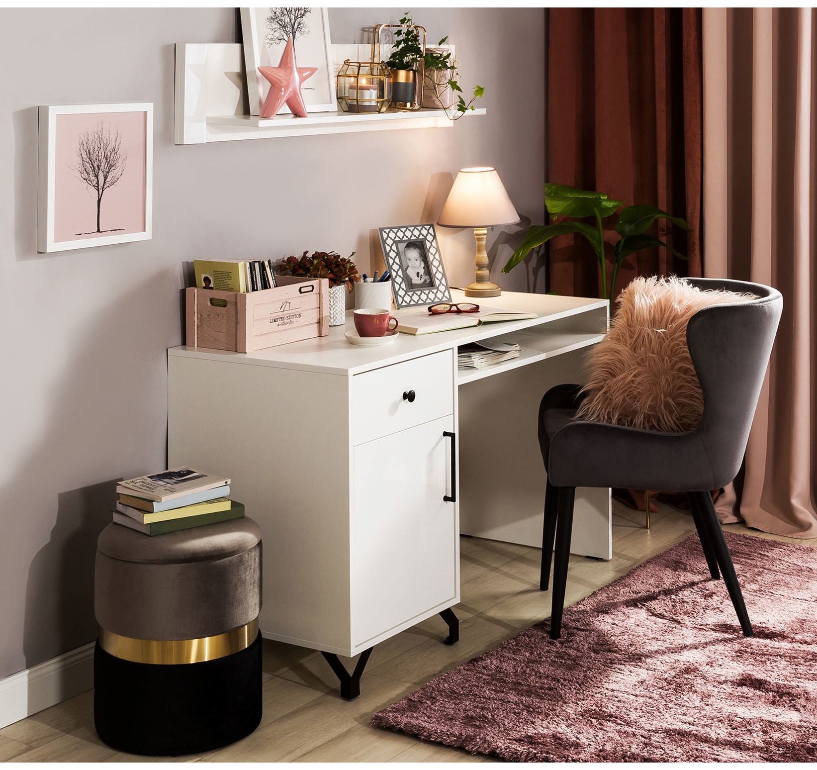Białe biurko z szafką i tapicerowanym krzesłem w eleganckiej aranżacji domowego gabinetu.