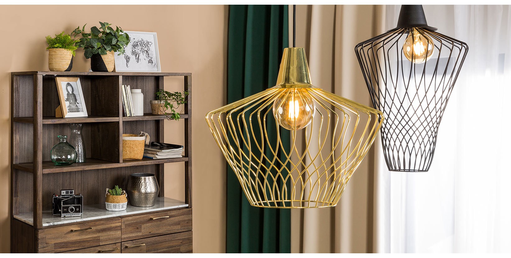Loftowe lampy wiszące z metalowymi kloszami i żarówkami Edison do nowoczesnych aranżacji wnętrz.
