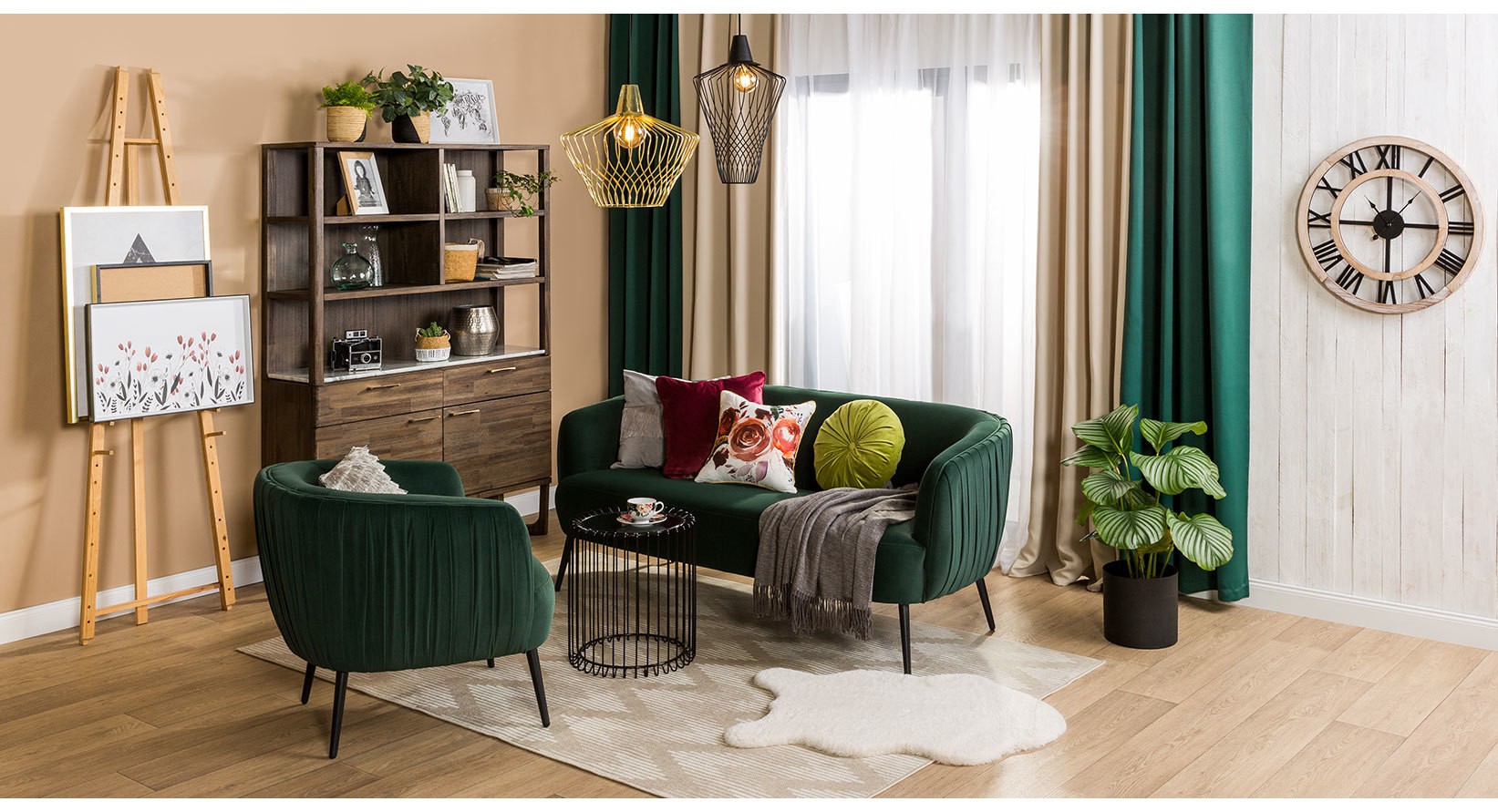 Butelkowozielona sofa i fotel welurowy w eleganckiej aranżacji salonu z nowoczesnymi dodatkami.