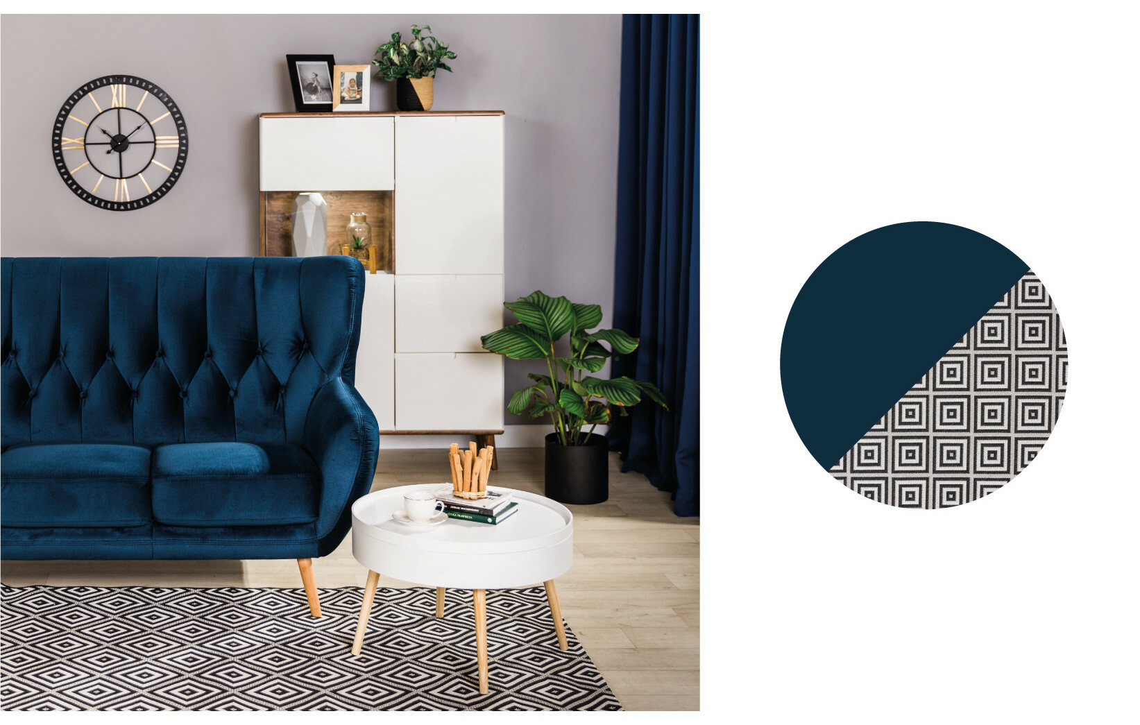 granatowa welurowa sofa, biała witryna, dywan w geometryczne wzory