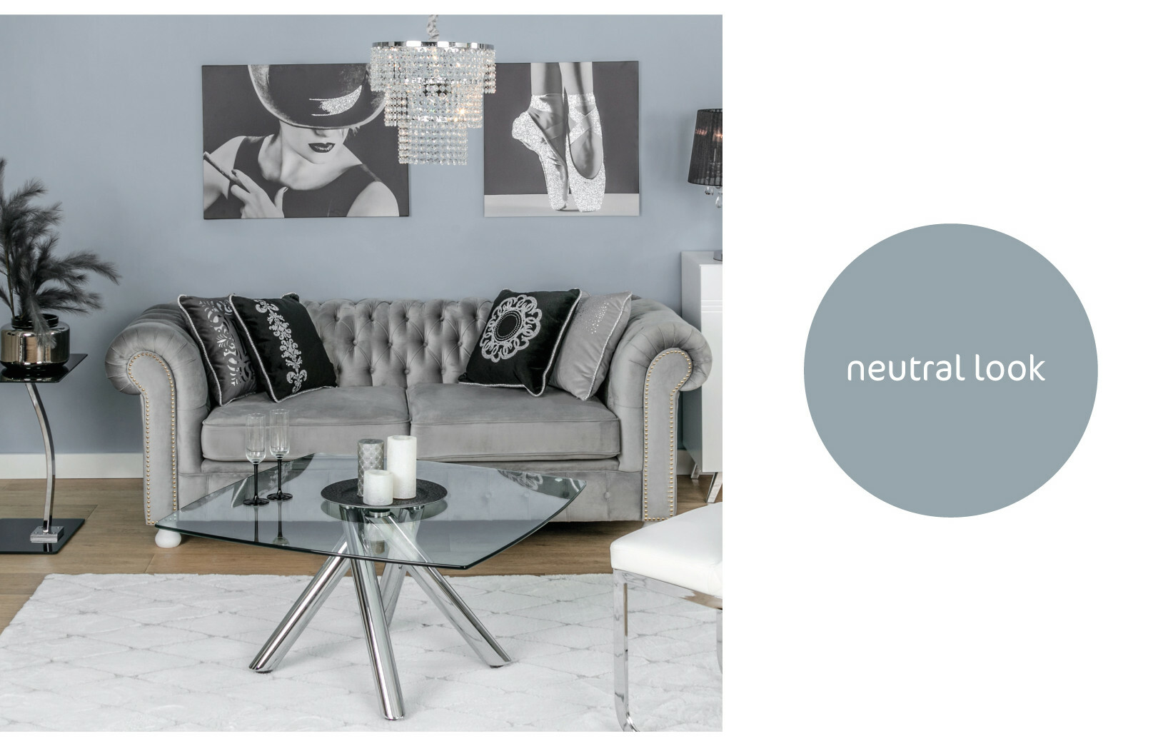 salon glamour, szara sofa, sofa chesterfield, jasny dywan