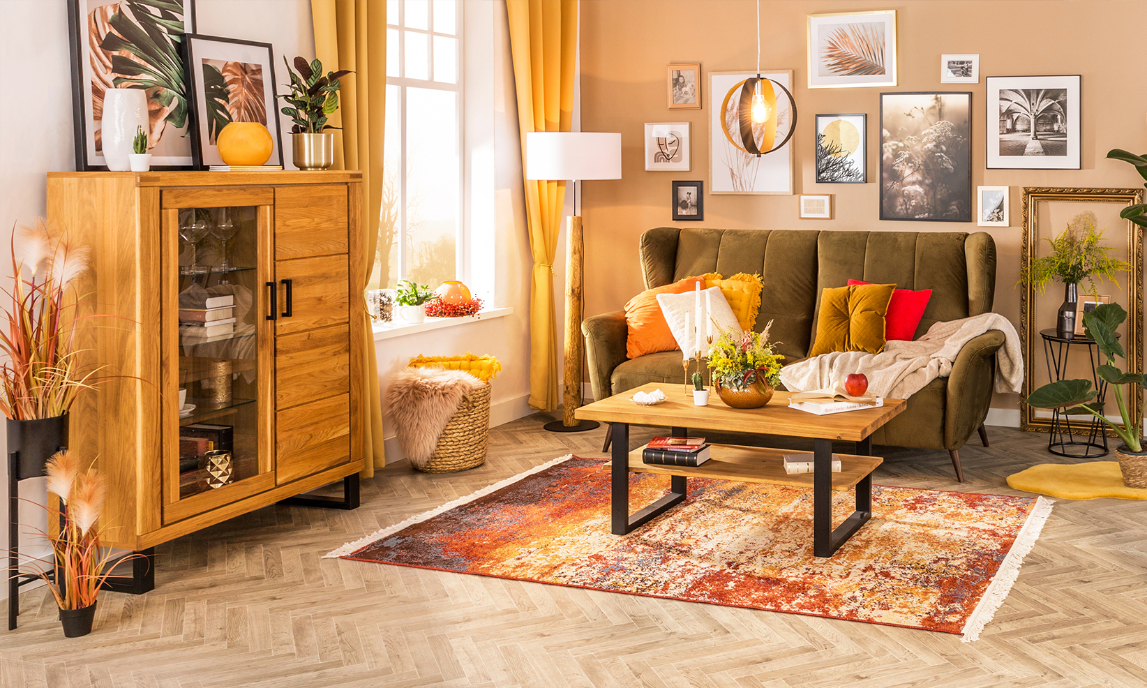 Salon w stylu loftowym z meblami w dekorze dębu artisan, witryną, stolikiem kawowym i oliwkową sofą, urządzony w ciepłych barwach z industrialnymi dodatkami i nowoczesnymi dekoracjami ściennymi.