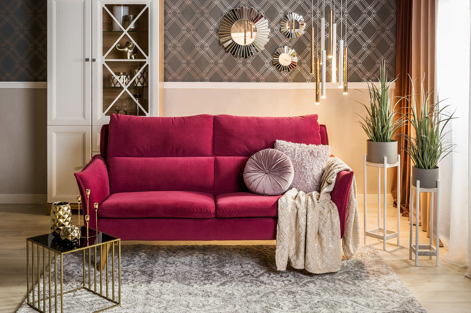 Sofa na środku pokoju