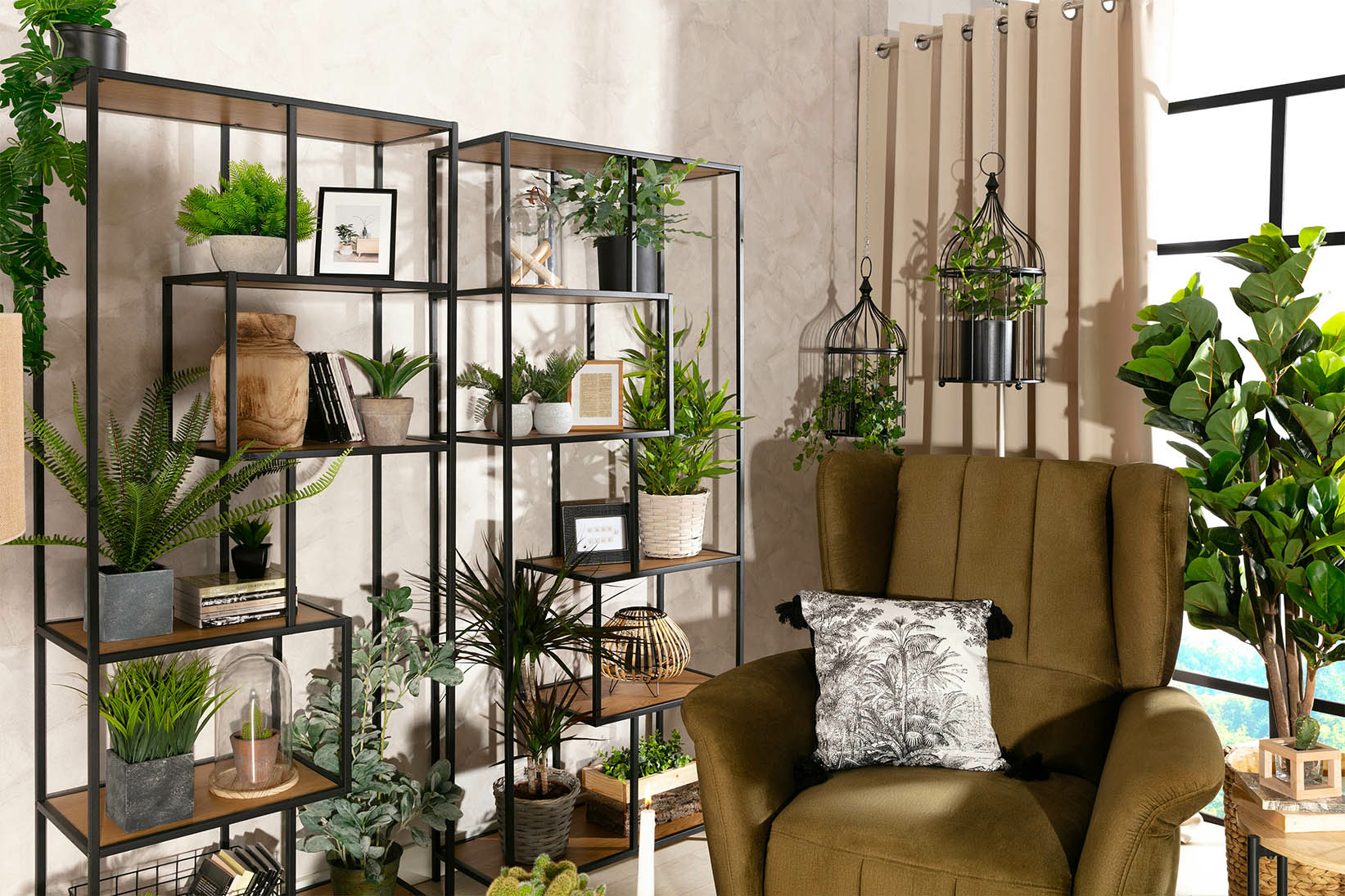 Modny salon z zielonymi kwiatami