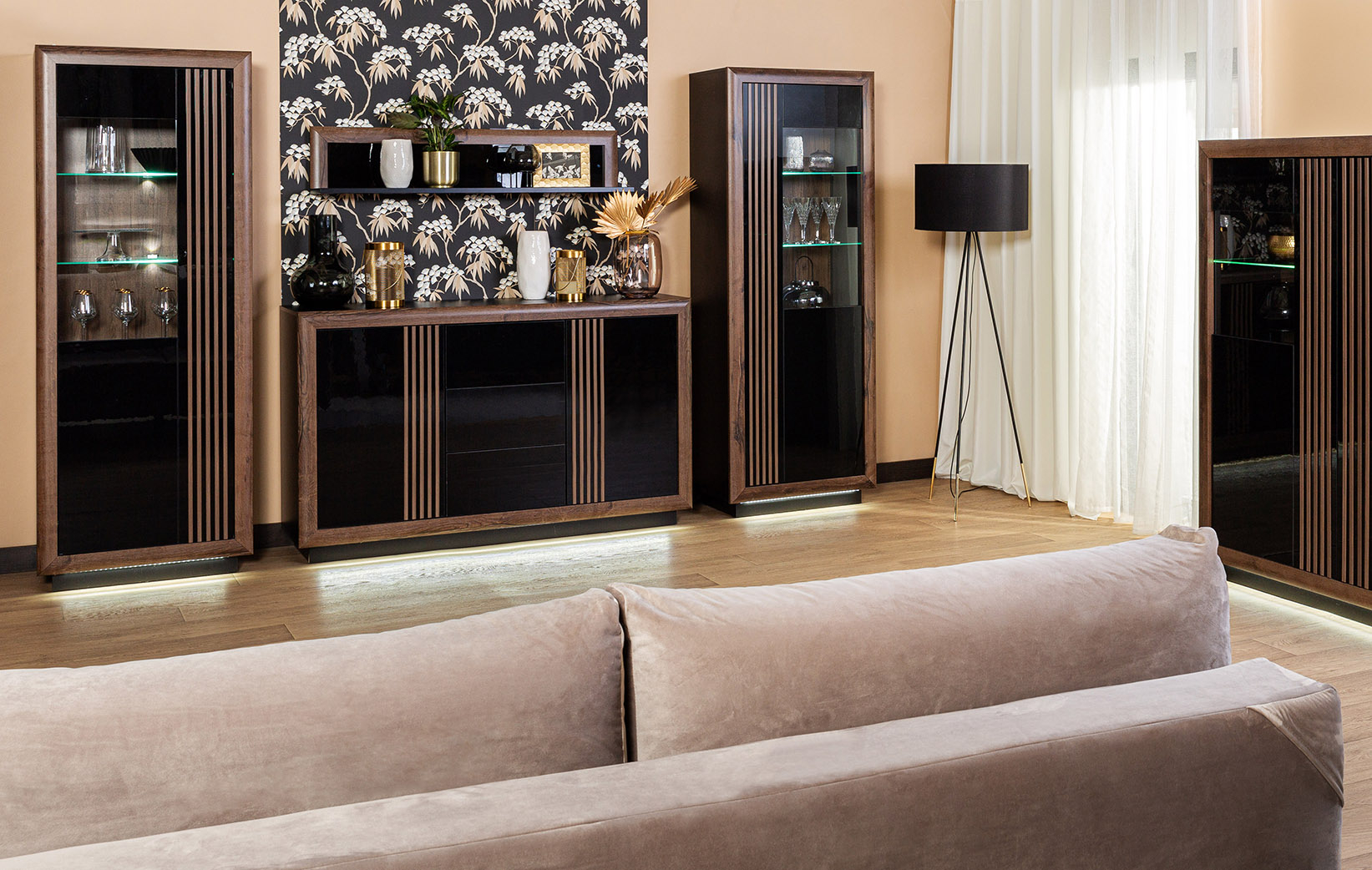 Kolory drewna meblowego - ciemne meble do salonu