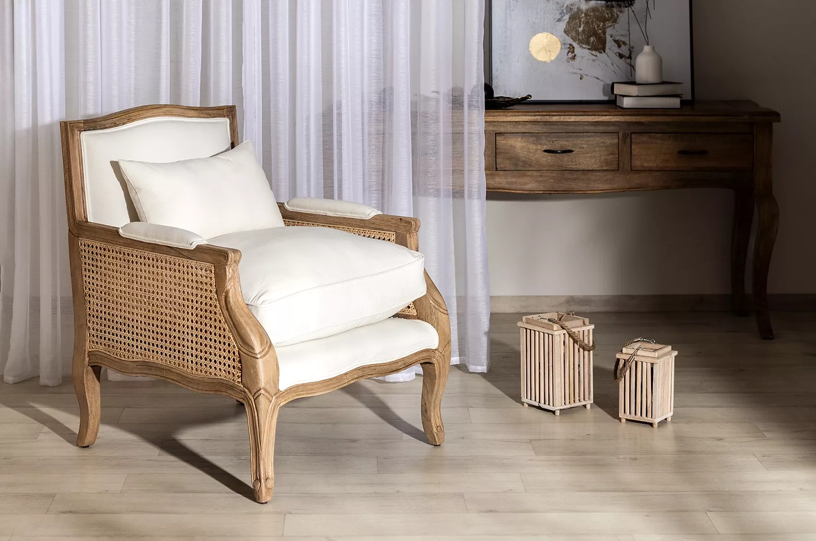 Drewniany fotel z plecionką wiedeńską i jasnym siedziskiem w salonie w stylu boho.