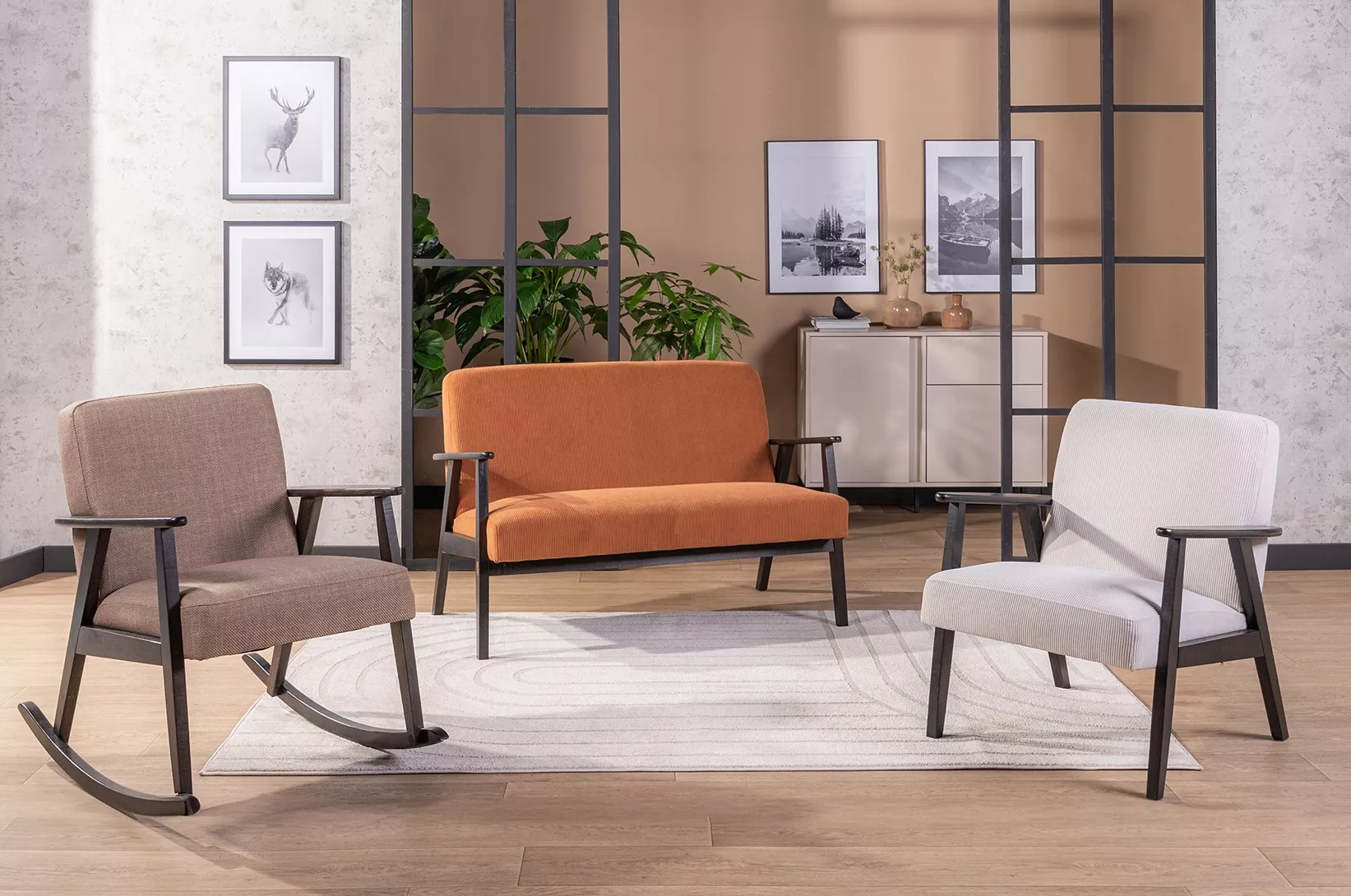 Sofa dwuosobowa i fotele wypoczynkowe w stylu vintage w eleganckiej aranżacji nowoczesnego salonu.