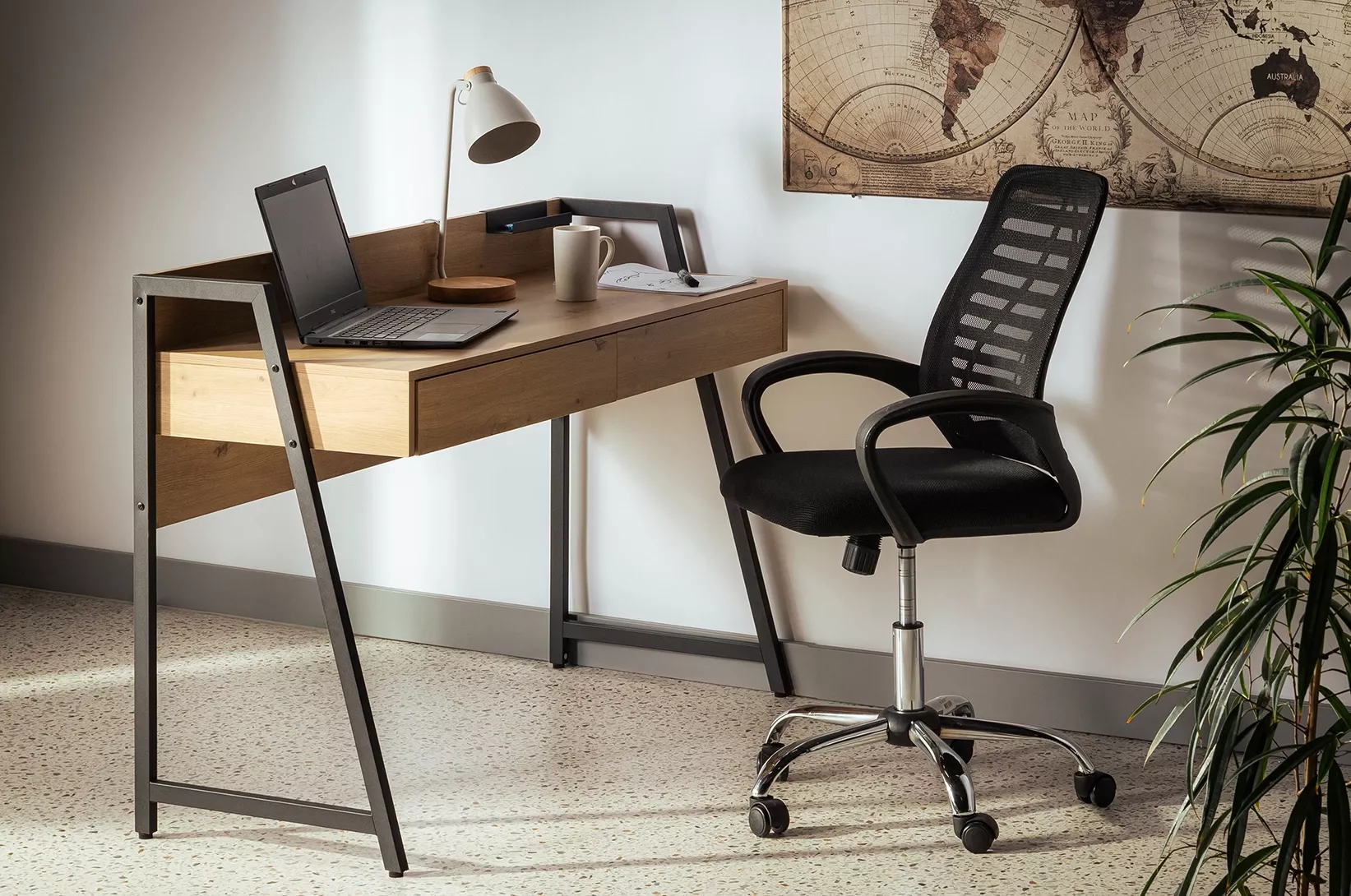 Nowoczesne biurko do home office z miejscem na laptop, lampką biurkową i ergonomicznym fotelem.