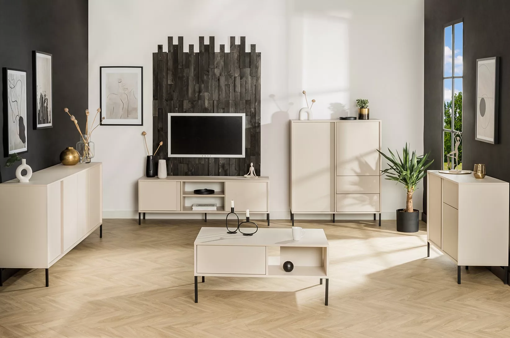 Nowoczesny salon z jasnymi meblami, szafką RTV, komodami i stolikiem kawowym w minimalistycznej aranżacji wnętrza.