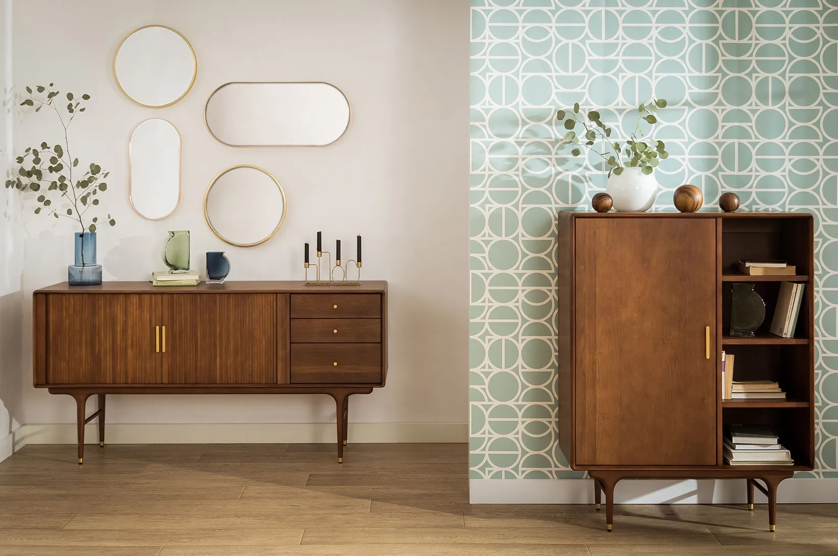 Nowoczesny salon z meblami w dekorze dębu, wyposażony w wiszącą szafkę, wysoki regał oraz minimalistyczne dodatki, urządzony w naturalnym stylu z jasnymi ścianami.