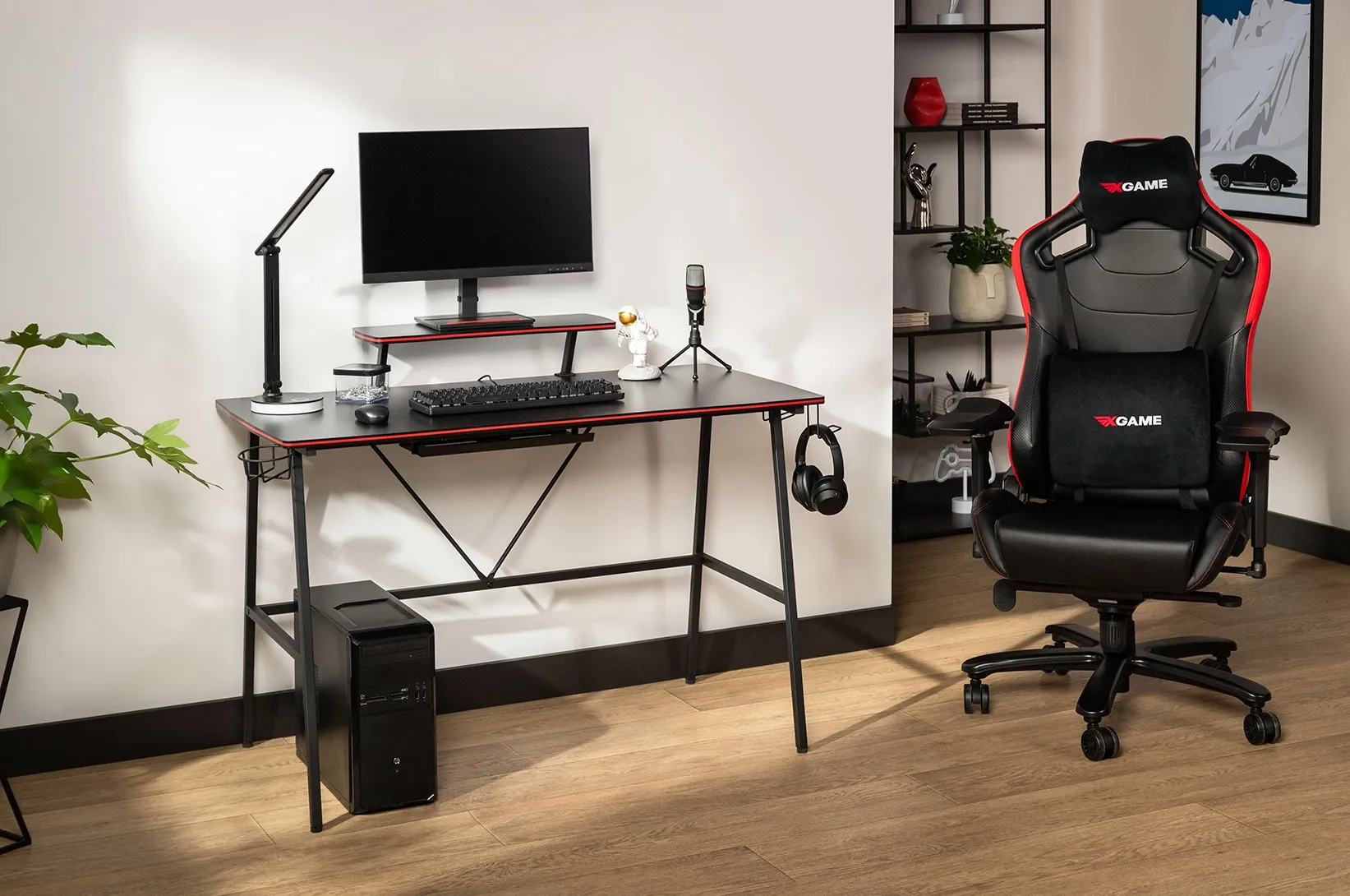 Nowoczesne biurko gamingowe z monitorem, klawiaturą i fotelem dla gracza w funkcjonalnej aranżacji domowego stanowiska komputerowego.