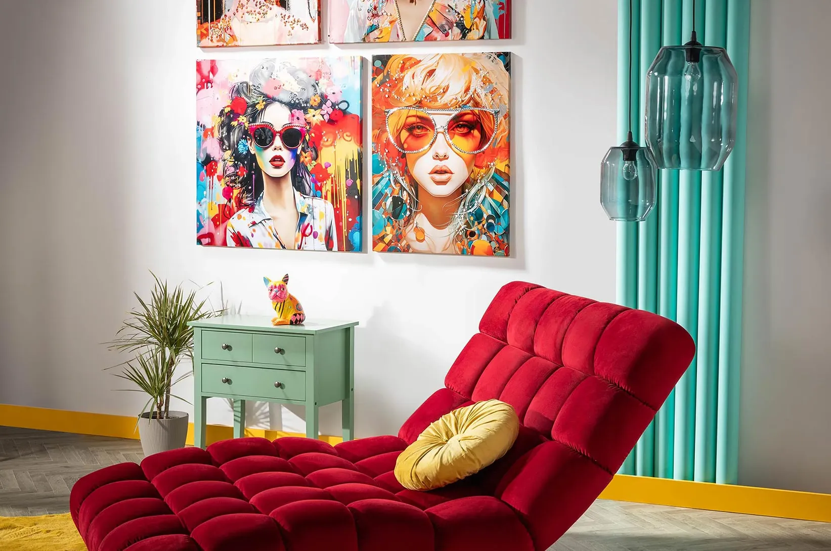 Nowoczesny salon z czerwonym szezlongiem, miętową komodą i kolorowymi obrazami na ścianie, udekorowany turkusowymi zasłonami, designerskimi lampami wiszącymi oraz dekoracyjną poduszką w musztardowym kolorze.