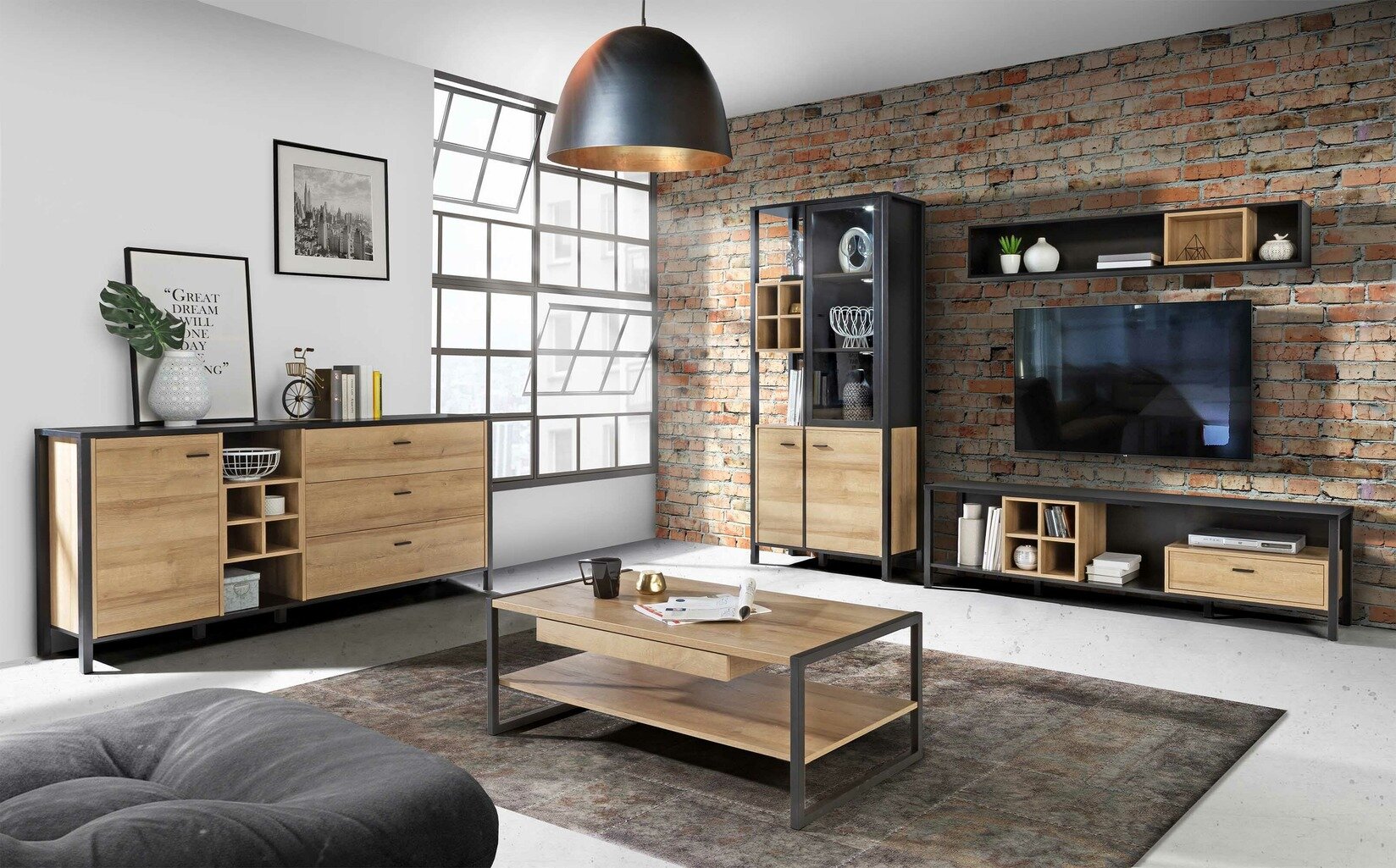 Salon w stylu industrialnym z drewnianymi meblami na czarnych metalowych ramach, komodą, witryną, szafką RTV i stolikiem kawowym, aranżacja wnętrza z ceglaną ścianą oraz dużymi loftowymi oknami.