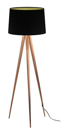 Lampa podłogowa na drewnianym trójnogu z czarnym abażurem.